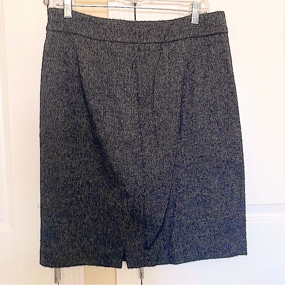 Ann Taylor black & White lined skirt - Poly-Wool - Size 10.